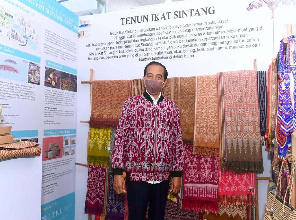 10 Model Peragakan Fashion Tenun Ikat Khas Sintang